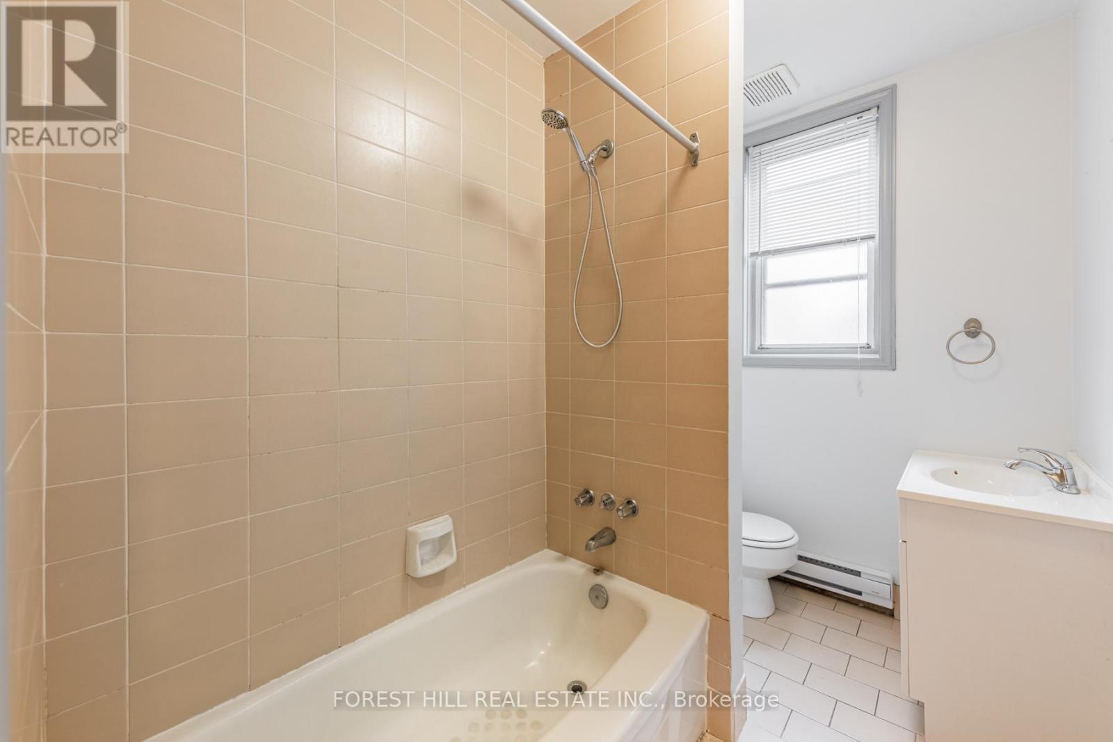 Upper - 669 St Clair Avenue W, Toronto, Ontario  M6C 1A7 - Photo 17 - C12753580