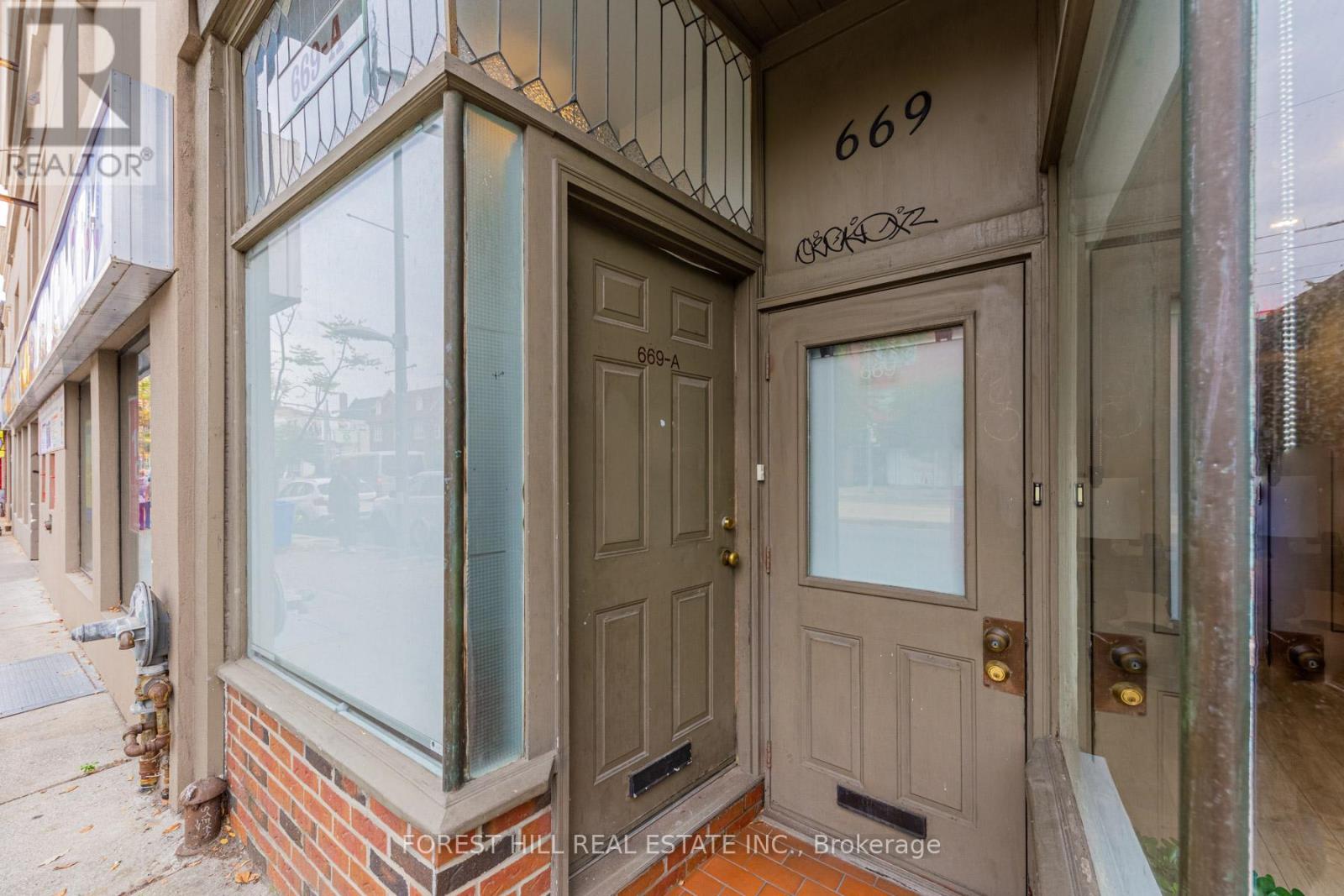 Upper - 669 St Clair Avenue W, Toronto, Ontario  M6C 1A7 - Photo 3 - C12753580