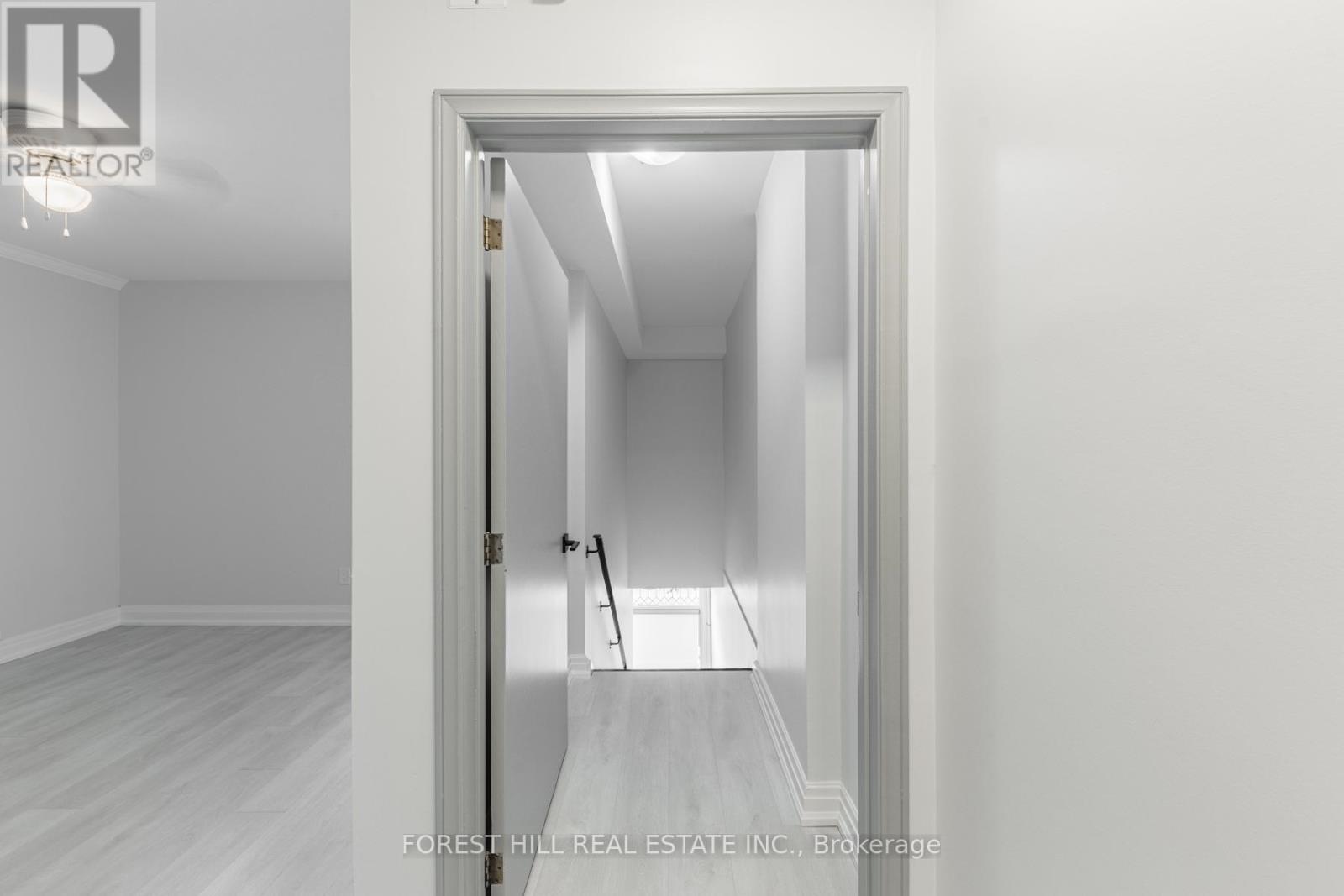 Upper - 669 St Clair Avenue W, Toronto, Ontario  M6C 1A7 - Photo 6 - C12753580