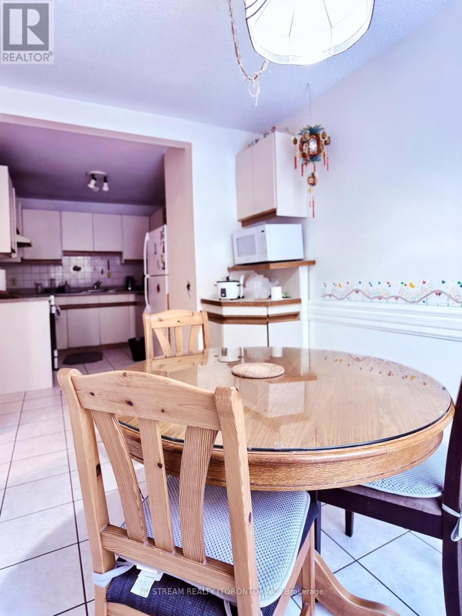 653 Village Parkway, Markham (Unionville), Ontario  L3R 2R2 - Photo 6 - N12753582