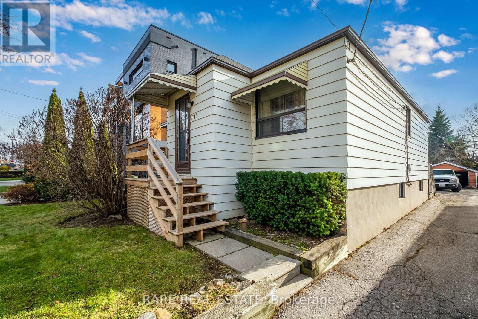 1141 Glengrove Avenue, Toronto, Ontario  M6B 2K5 - Photo 6 - W12753452