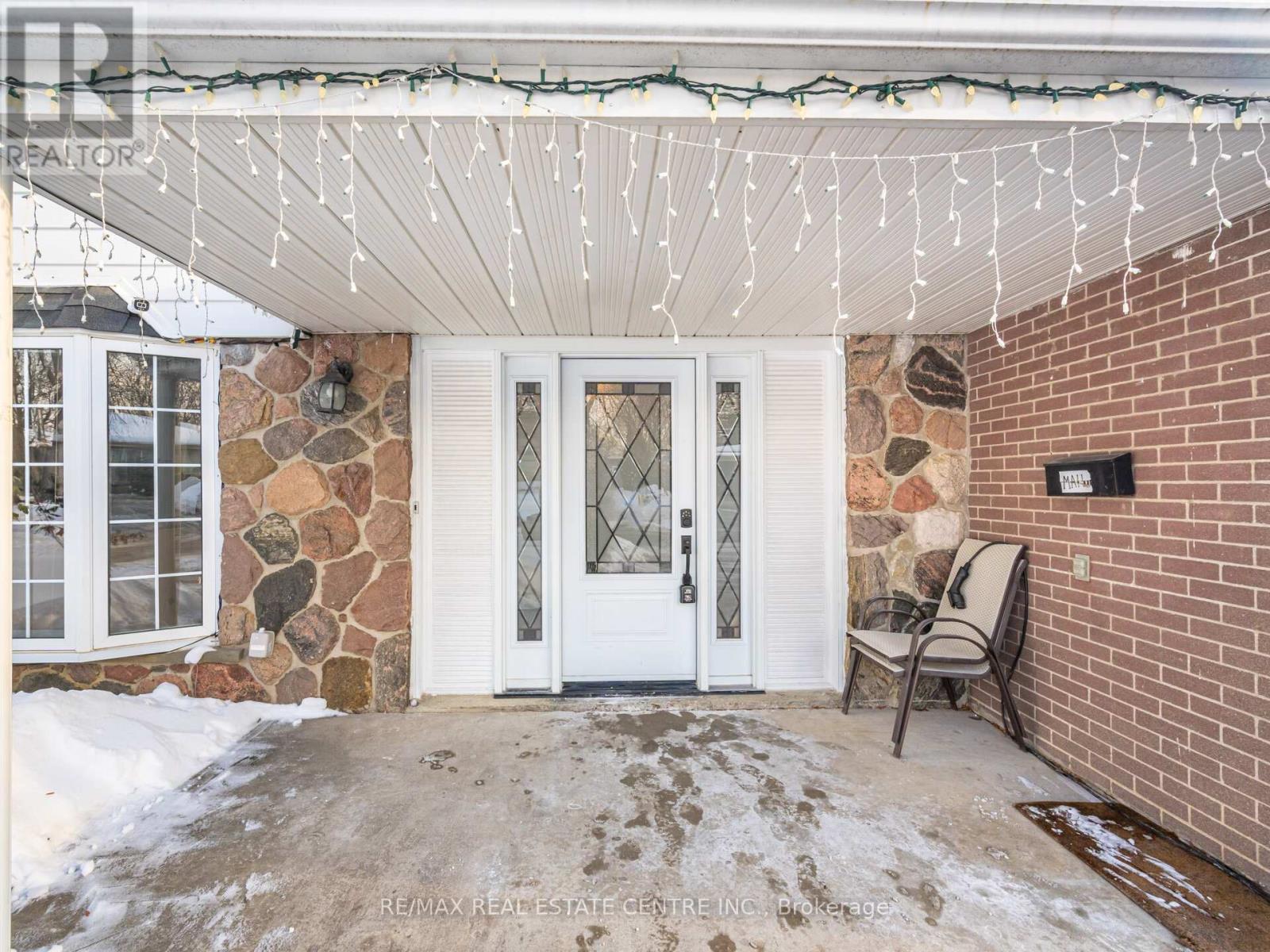 59 Roberts Crescent, Brampton, Ontario  L6W 1G9 - Photo 5 - W12753486