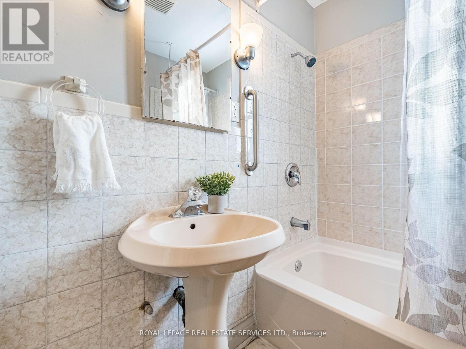 29 Woodward Avenue, Brampton, Ontario  L6V 1K2 - Photo 20 - W12753518