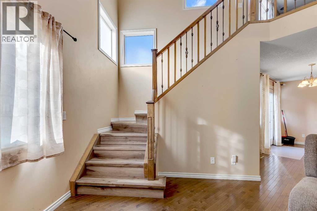 60 Sherwood Way Nw, Calgary, Alberta  T3B 1M7 - Photo 4 - A2281582