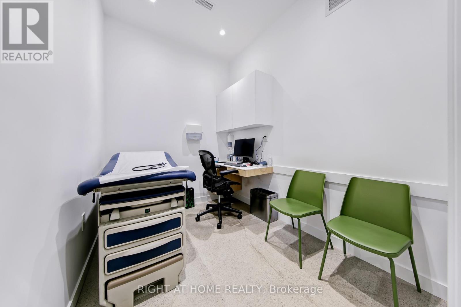 1086 St Clair Avenue W, Toronto, Ontario  M6E 1A7 - Photo 20 - C12728436