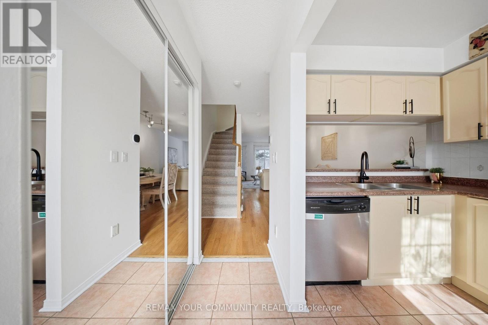 11 - 210 Manitoba Street, Toronto, Ontario  M8Y 4G7 - Photo 3 - W12753706