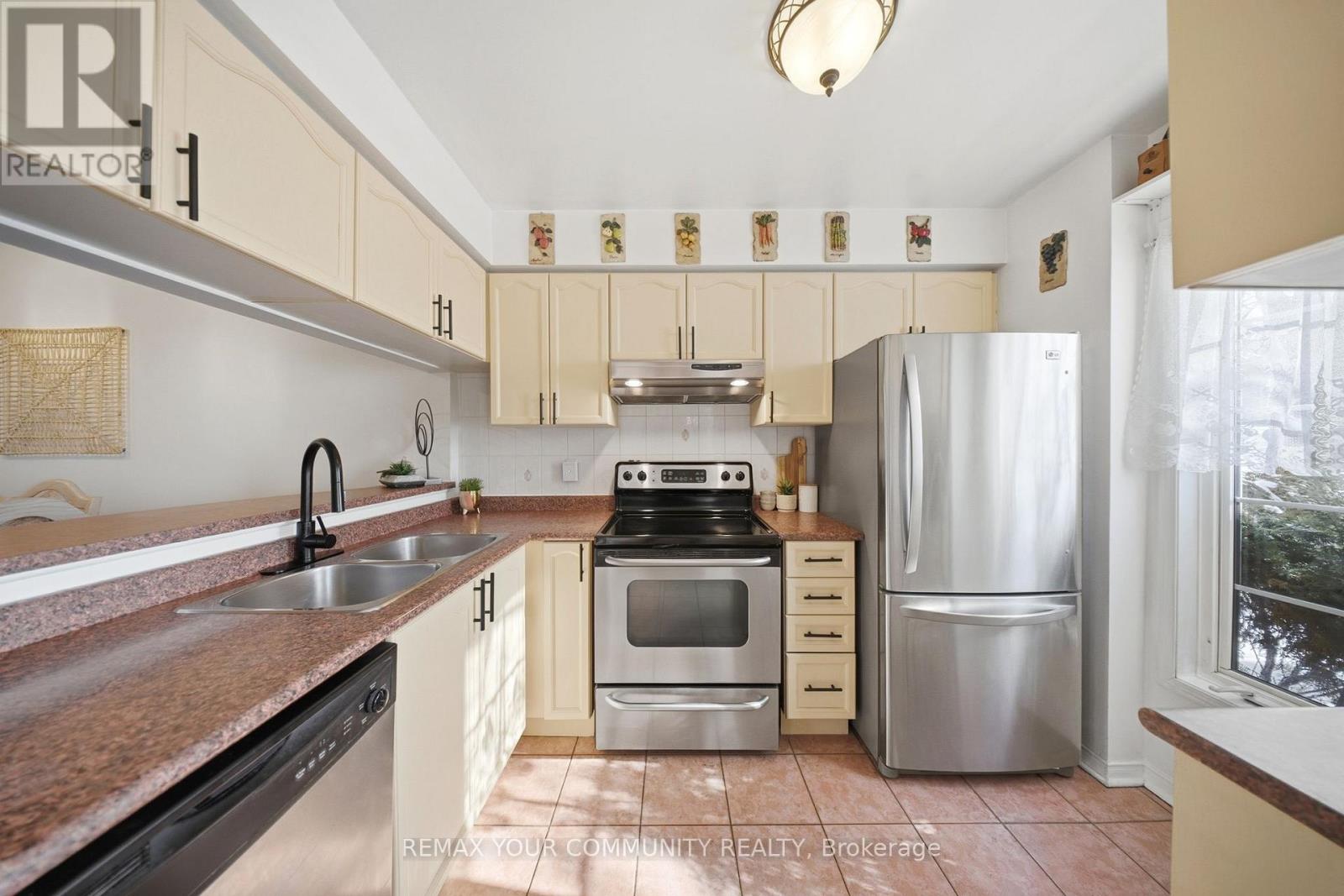 11 - 210 Manitoba Street, Toronto, Ontario  M8Y 4G7 - Photo 5 - W12753706