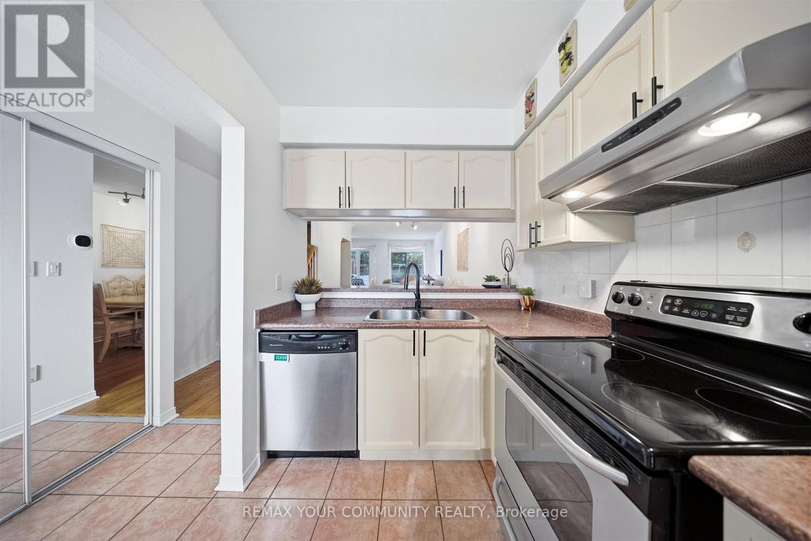 11 - 210 Manitoba Street, Toronto, Ontario  M8Y 4G7 - Photo 6 - W12753706