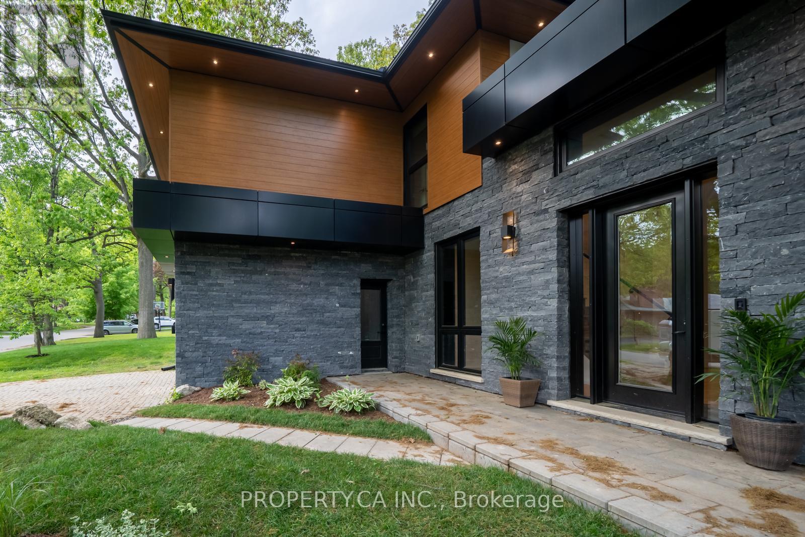 58 Farningham Crescent, Toronto, Ontario  M9B 3B6 - Photo 4 - W12753740