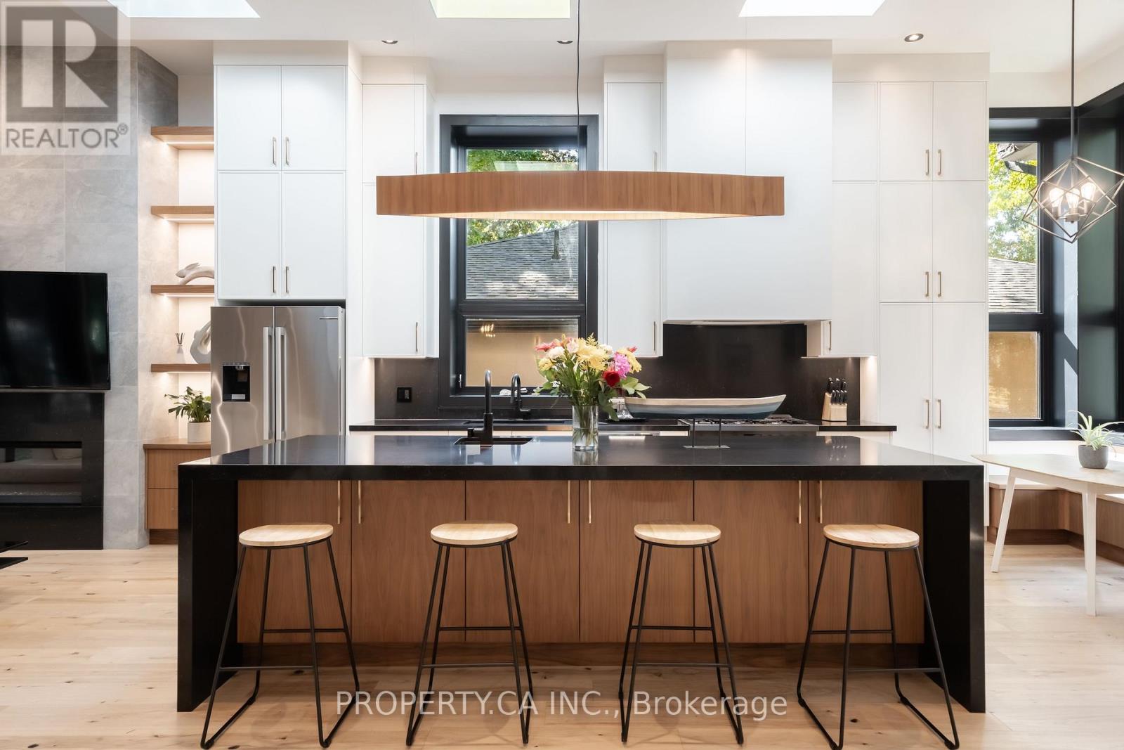 58 Farningham Crescent, Toronto, Ontario  M9B 3B6 - Photo 7 - W12753740