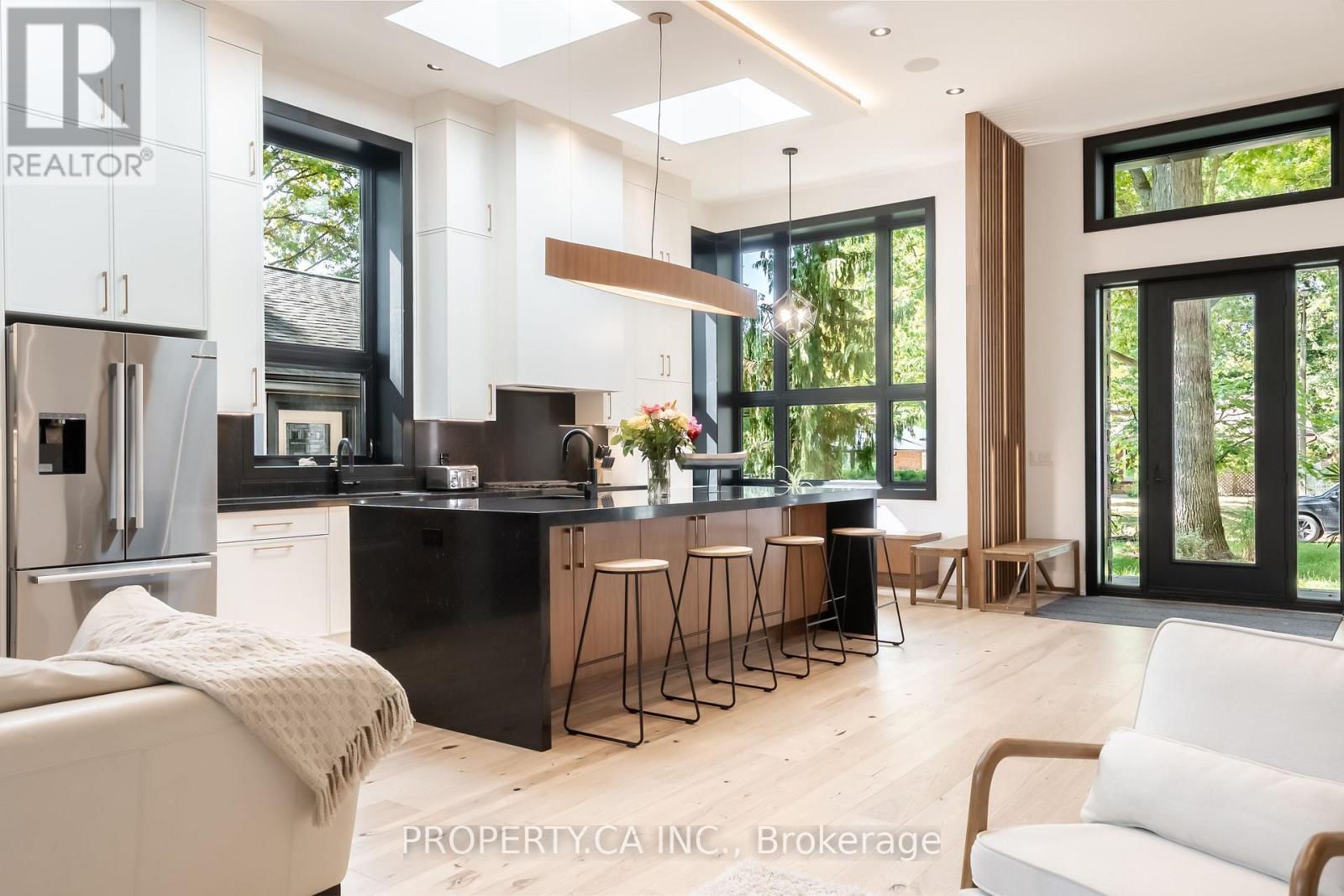 58 Farningham Crescent, Toronto, Ontario  M9B 3B6 - Photo 9 - W12753740