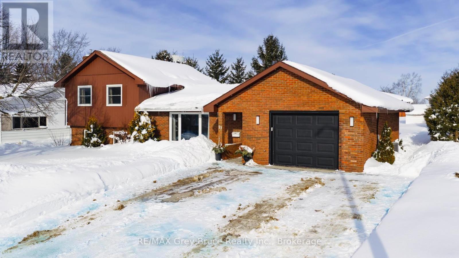 17 Bradley Street, Arran-Elderslie, Ontario  N0G 1L0 - Photo 2 - X12753818