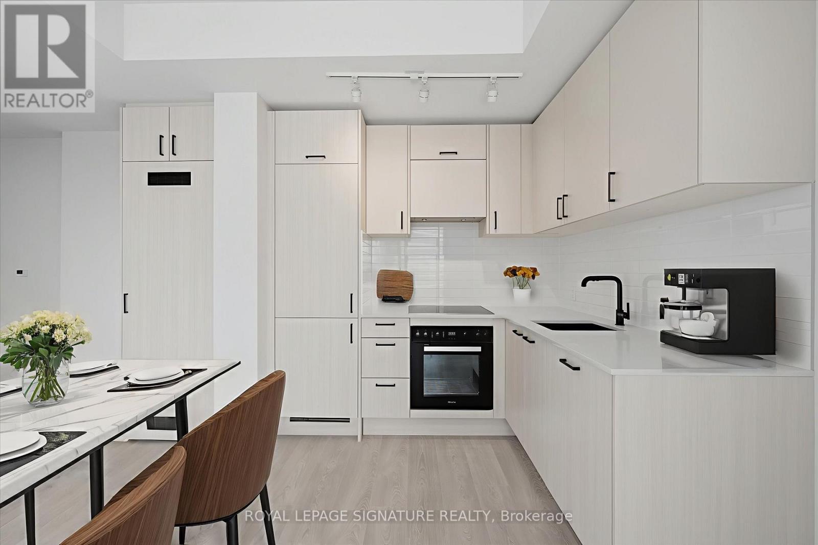 904 - 1 QUARRINGTON LANE, Toronto, Ontario