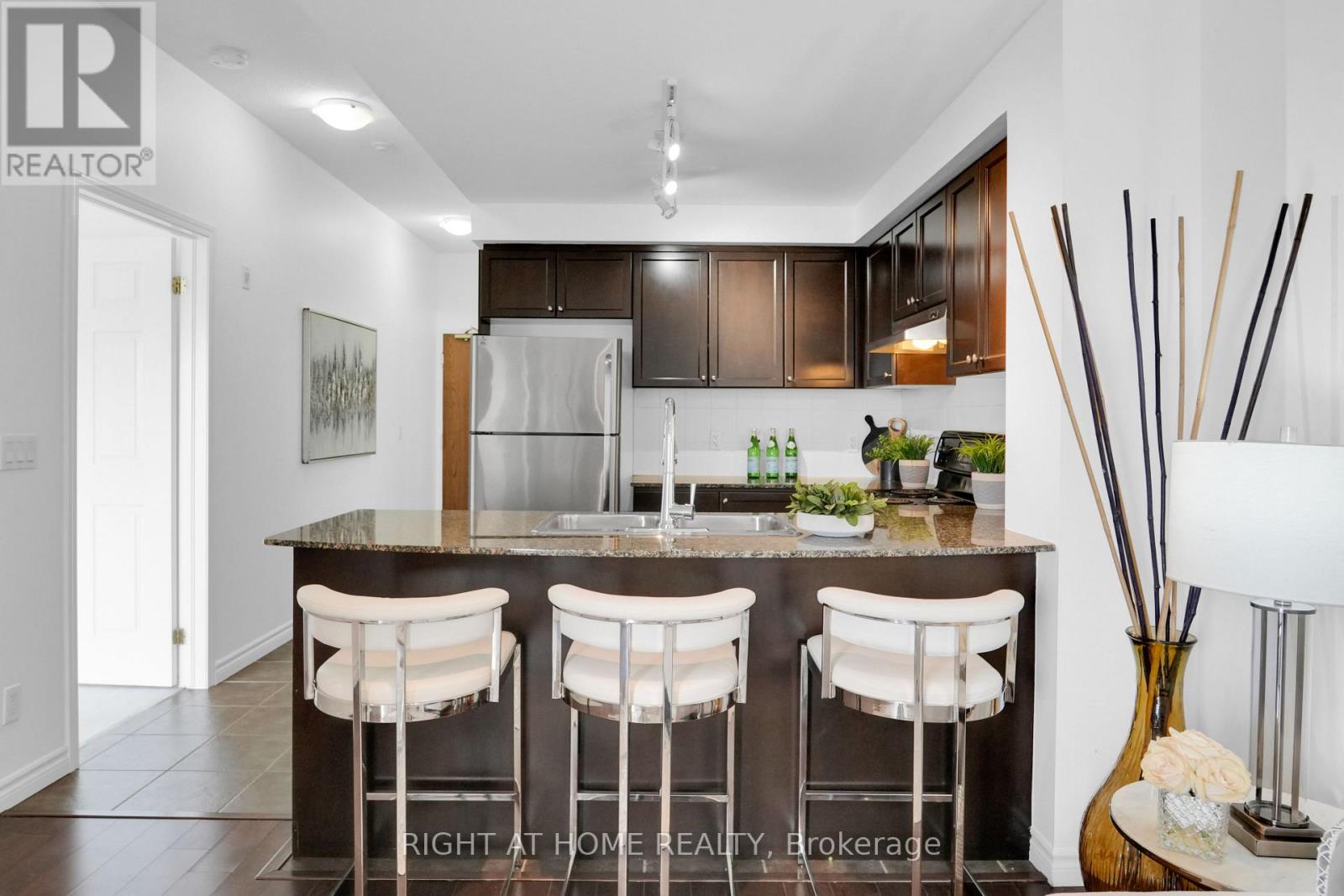 710 - 2 Maison Parc Court, Vaughan, Ontario  L4J 9K4 - Photo 6 - N12753898