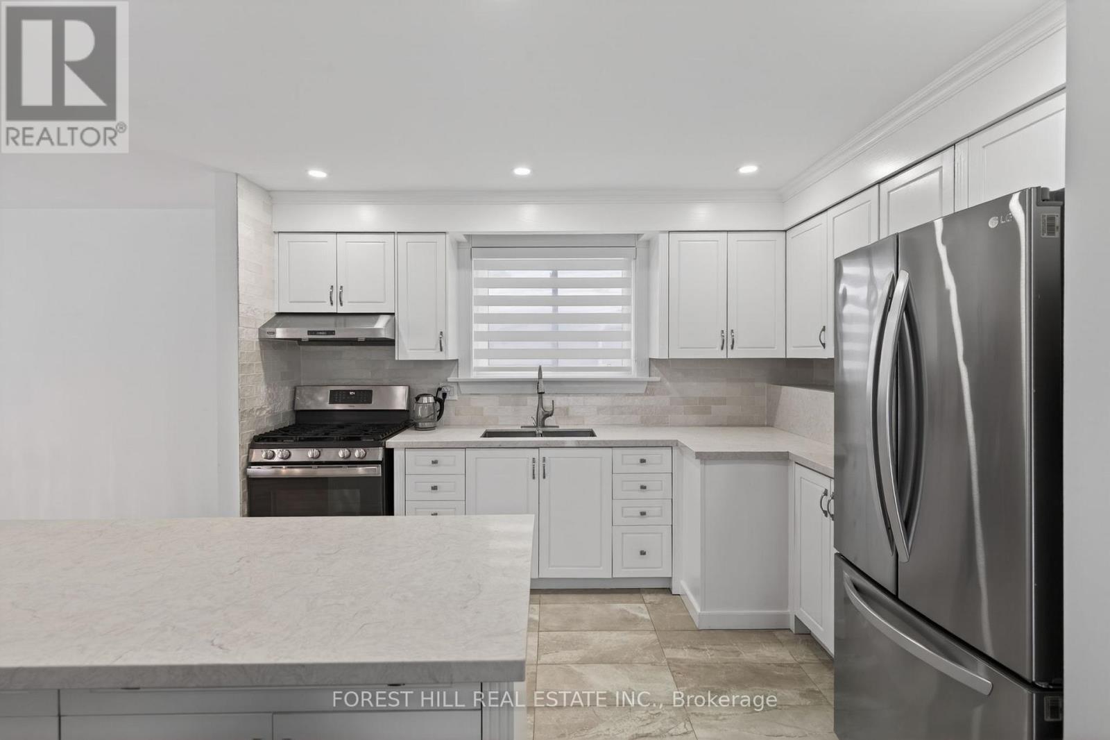 55 Townsend Avenue, Bradford West Gwillimbury, Ontario  L3Z 1X9 - Photo 10 - N12753904