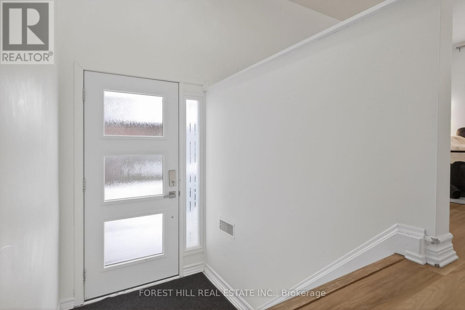 55 Townsend Avenue, Bradford West Gwillimbury, Ontario  L3Z 1X9 - Photo 3 - N12753904