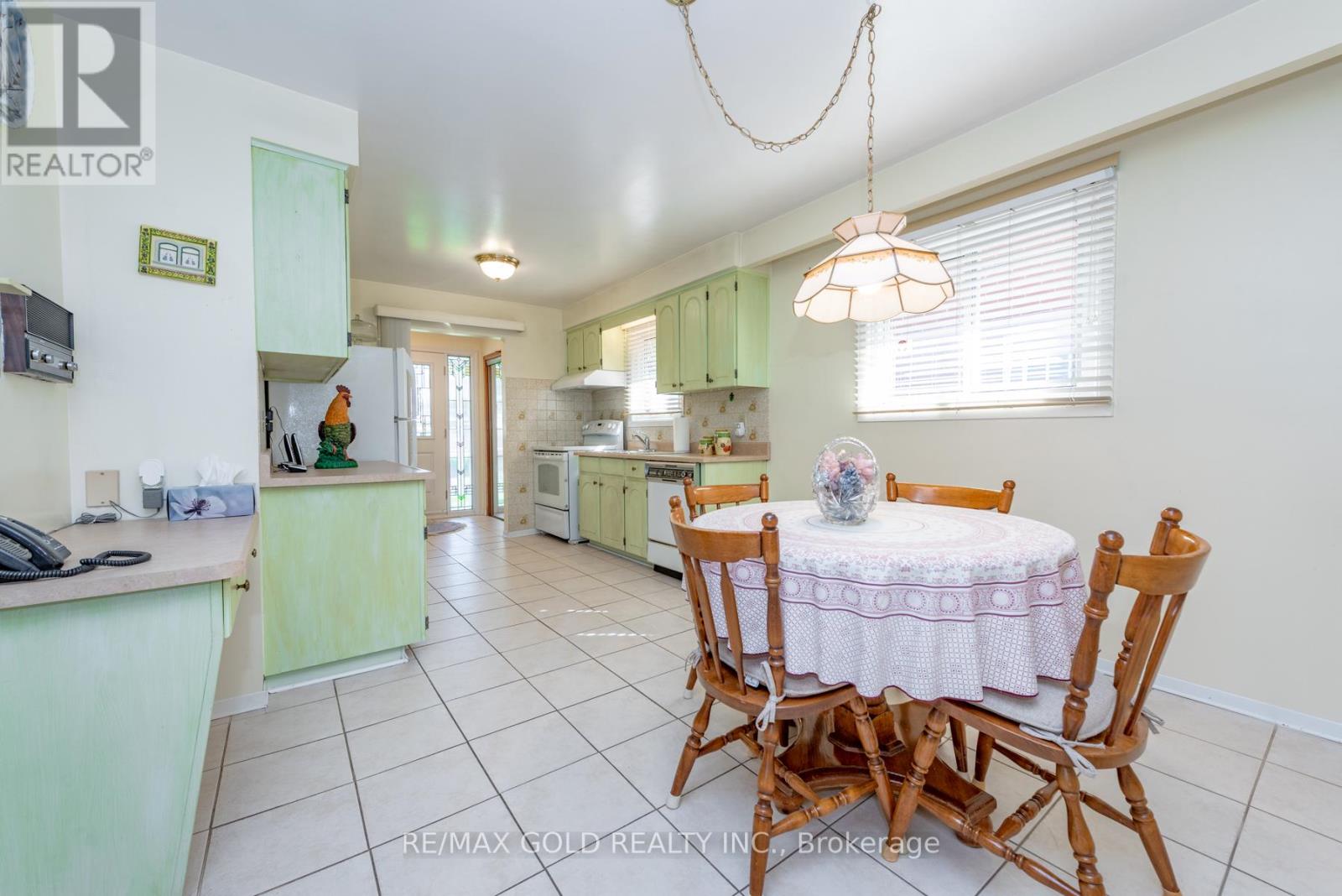 64 Malcolm Crescent, Brampton, Ontario  L6S 3C8 - Photo 9 - W12754004