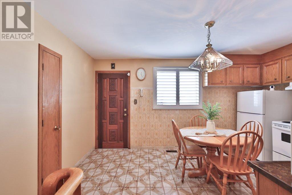 7 Roseglen Crescent, Toronto, Ontario  M3N 1G7 - Photo 12 - W12754052