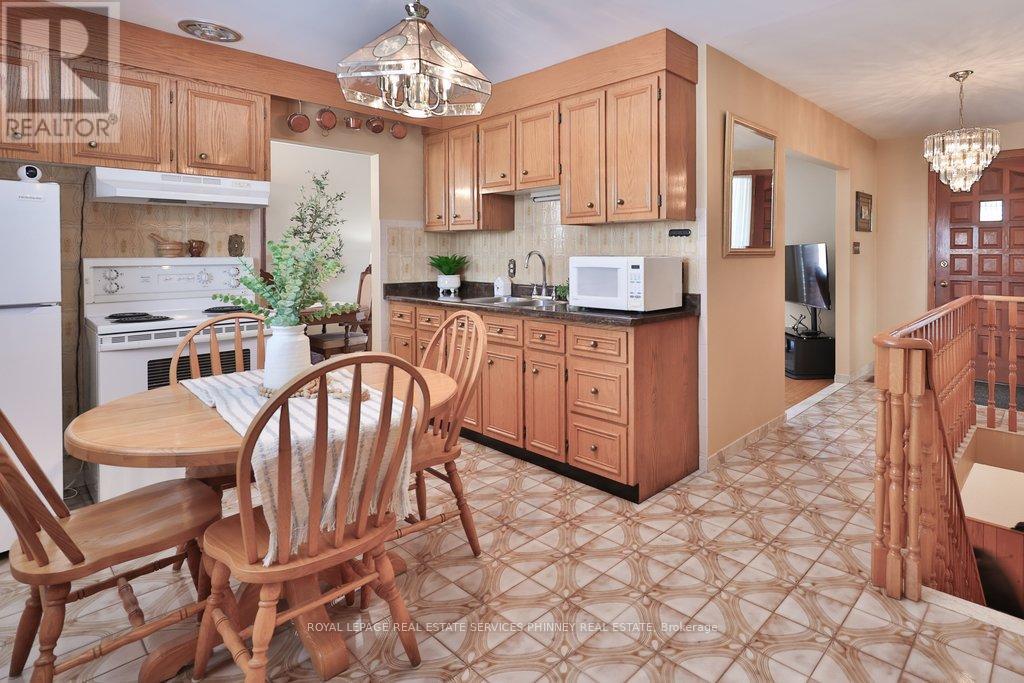 7 Roseglen Crescent, Toronto, Ontario  M3N 1G7 - Photo 14 - W12754052