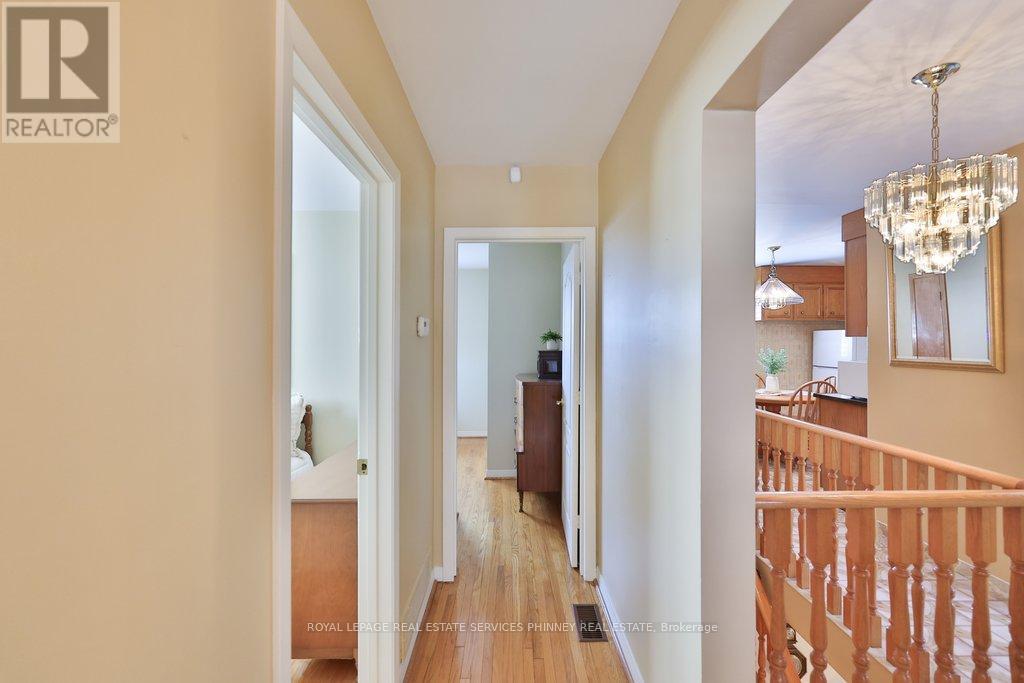 7 Roseglen Crescent, Toronto, Ontario  M3N 1G7 - Photo 18 - W12754052