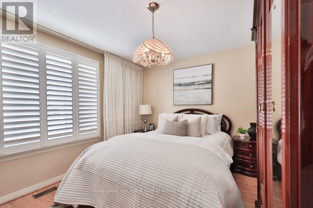 7 Roseglen Crescent, Toronto, Ontario  M3N 1G7 - Photo 19 - W12754052