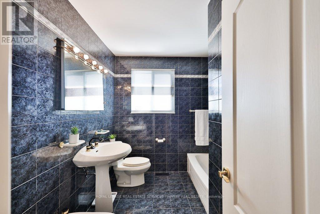 7 Roseglen Crescent, Toronto, Ontario  M3N 1G7 - Photo 22 - W12754052