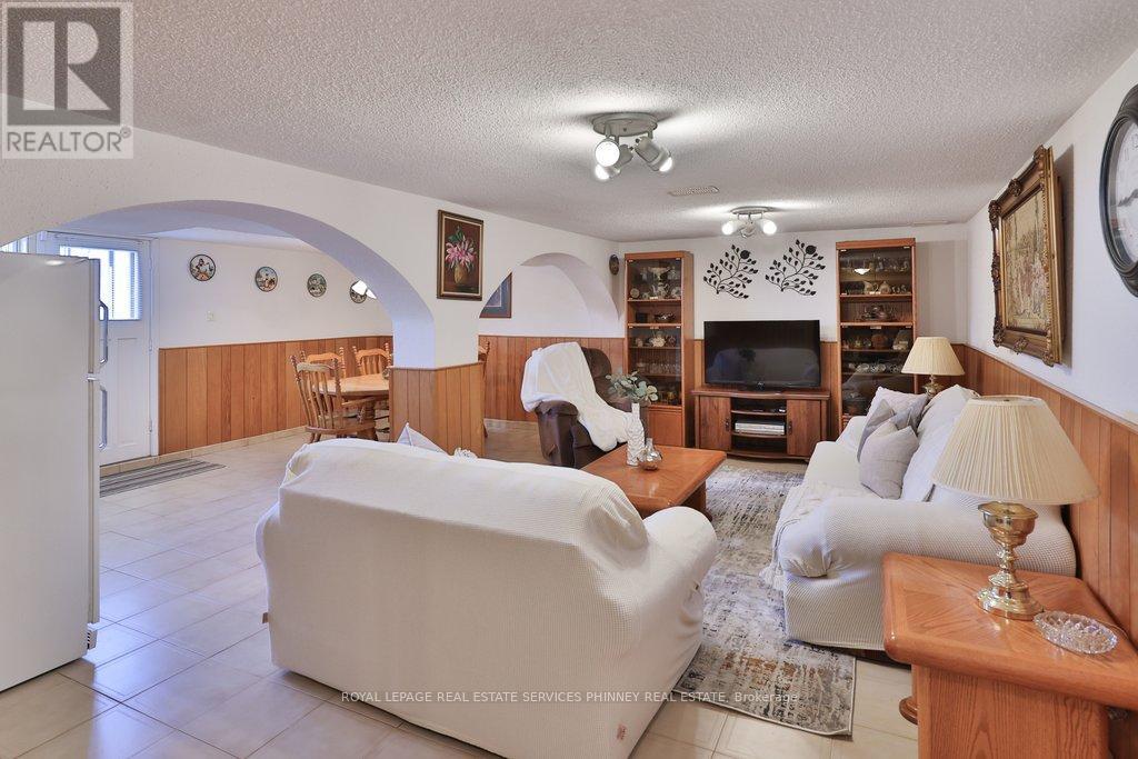 7 Roseglen Crescent, Toronto, Ontario  M3N 1G7 - Photo 25 - W12754052