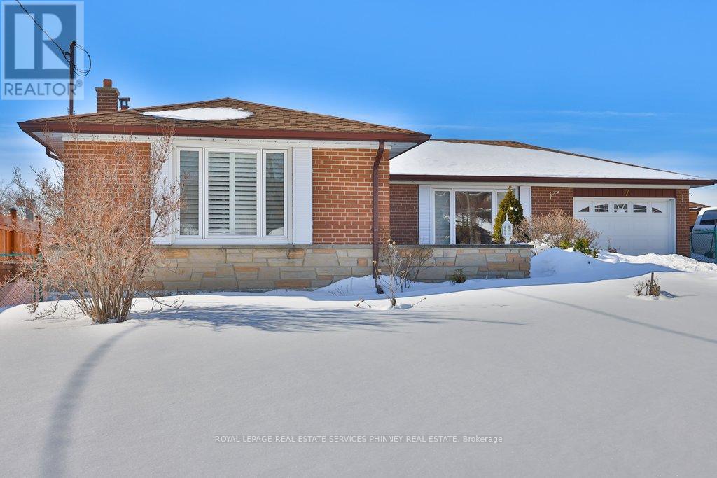 7 Roseglen Crescent, Toronto, Ontario  M3N 1G7 - Photo 3 - W12754052