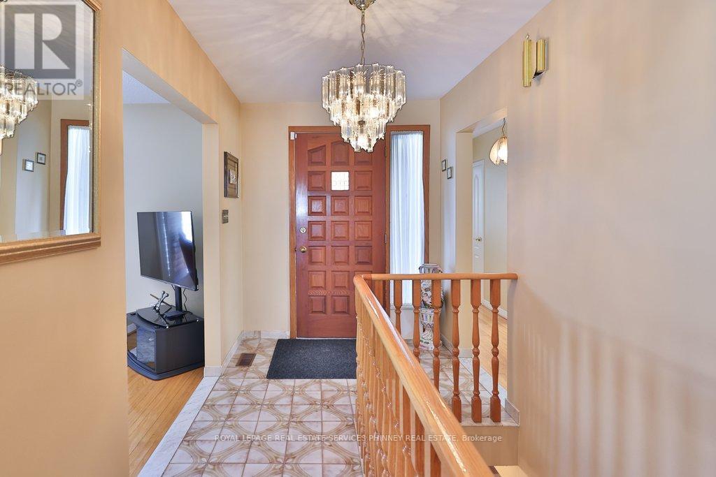 7 Roseglen Crescent, Toronto, Ontario  M3N 1G7 - Photo 6 - W12754052