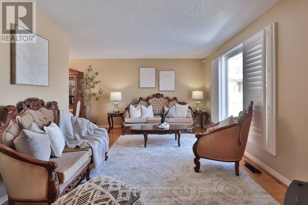 7 Roseglen Crescent, Toronto, Ontario  M3N 1G7 - Photo 7 - W12754052