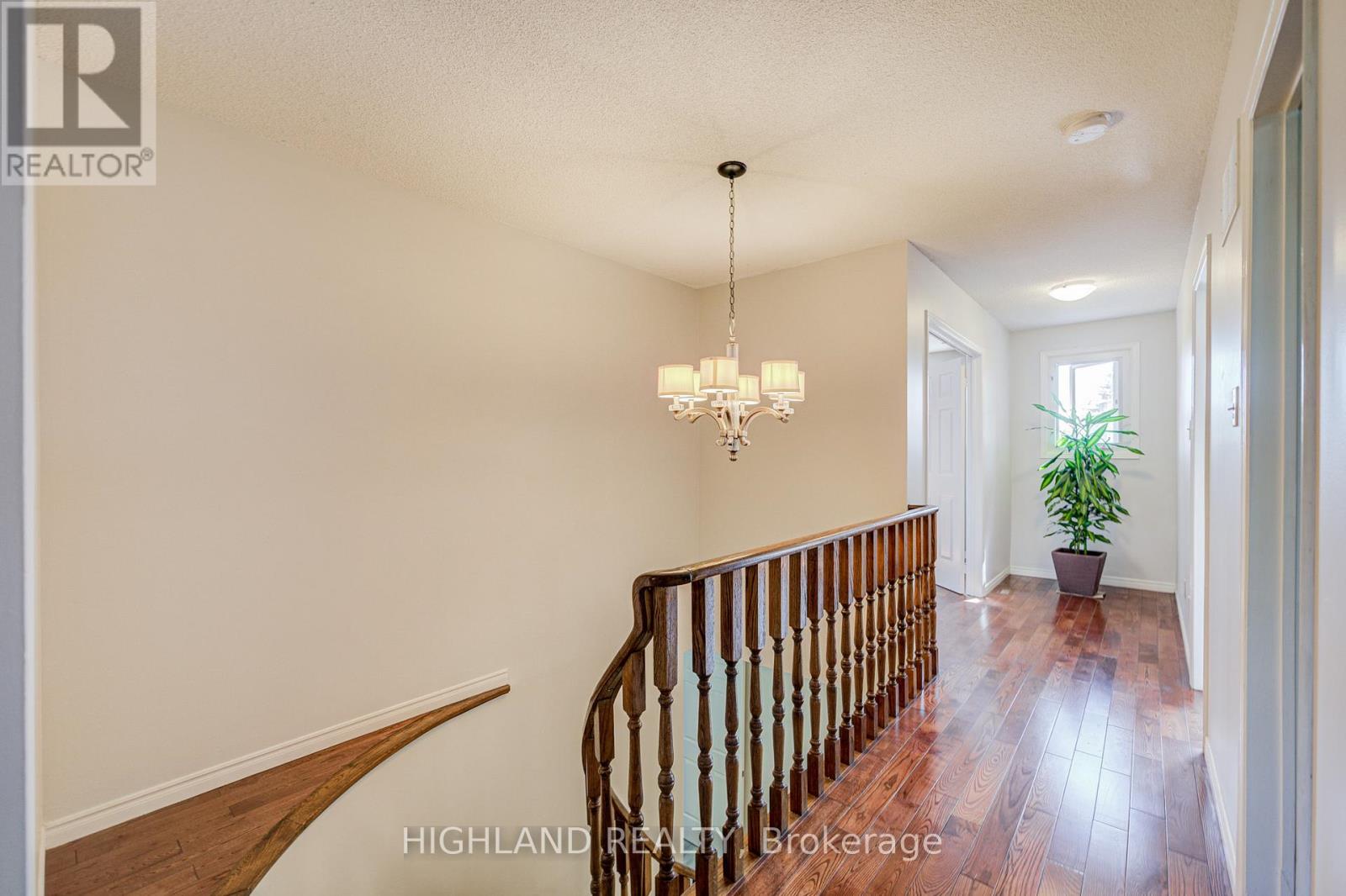 257 Huntington Ridge Drive, Mississauga, Ontario  L5R 1S3 - Photo 5 - W12754074