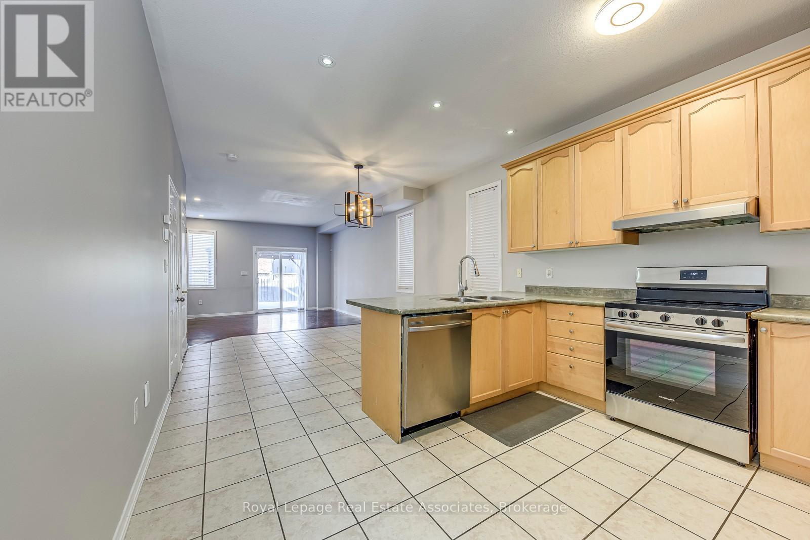 21 Ridgegate Place, Hamilton, Ontario  L8E 6C7 - Photo 7 - X12753858