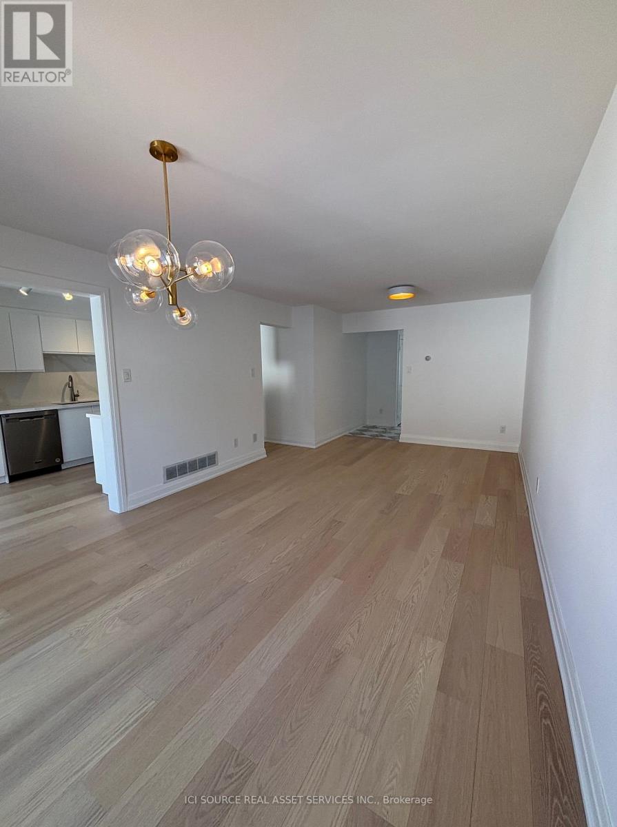 851 Sweetwater Crescent, Mississauga, Ontario  L5H 4A7 - Photo 7 - W12752884