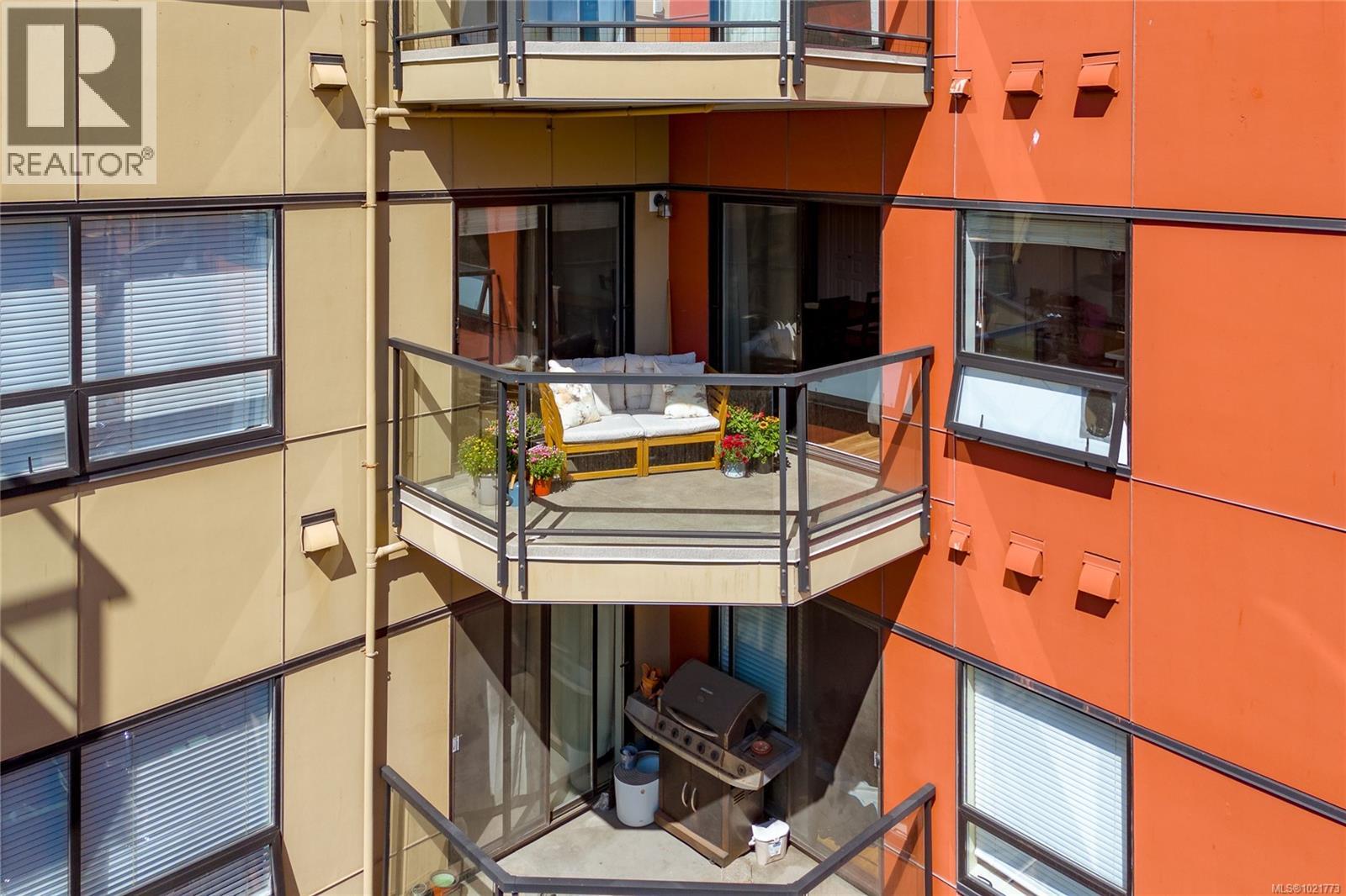 408 870 Short St, Saanich, British Columbia