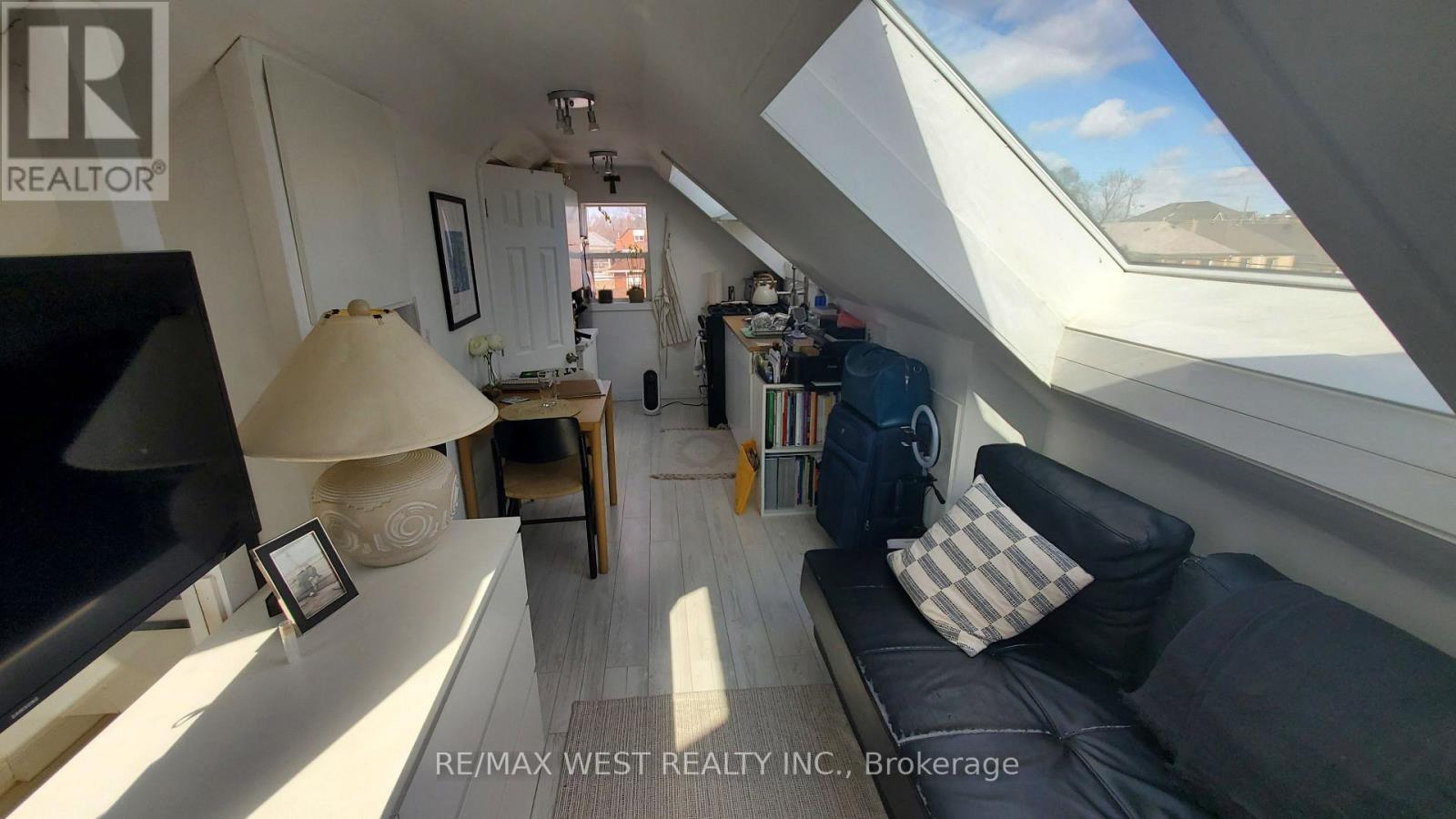 32 Pritchard Avenue, Toronto (Rockcliffe-Smythe), Ontario  M6N 1T3 - Photo 2 - W12754202