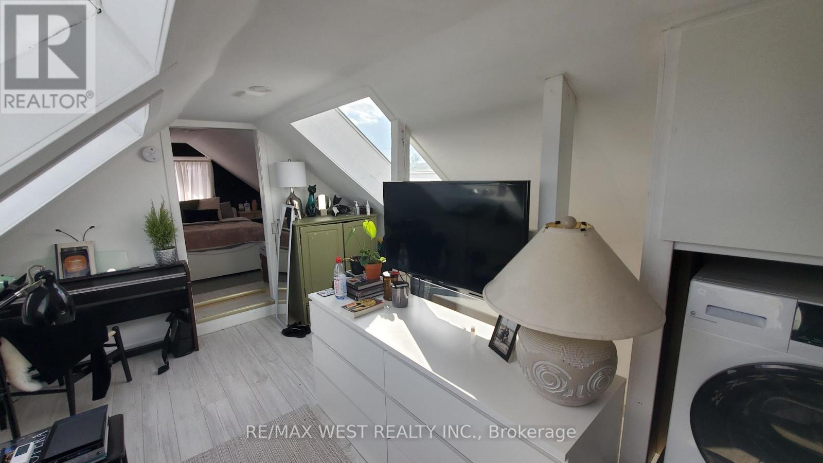 32 Pritchard Avenue, Toronto (Rockcliffe-Smythe), Ontario  M6N 1T3 - Photo 5 - W12754202