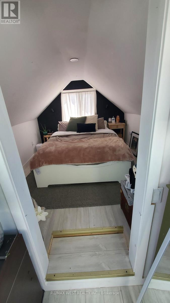 32 Pritchard Avenue, Toronto (Rockcliffe-Smythe), Ontario  M6N 1T3 - Photo 6 - W12754202