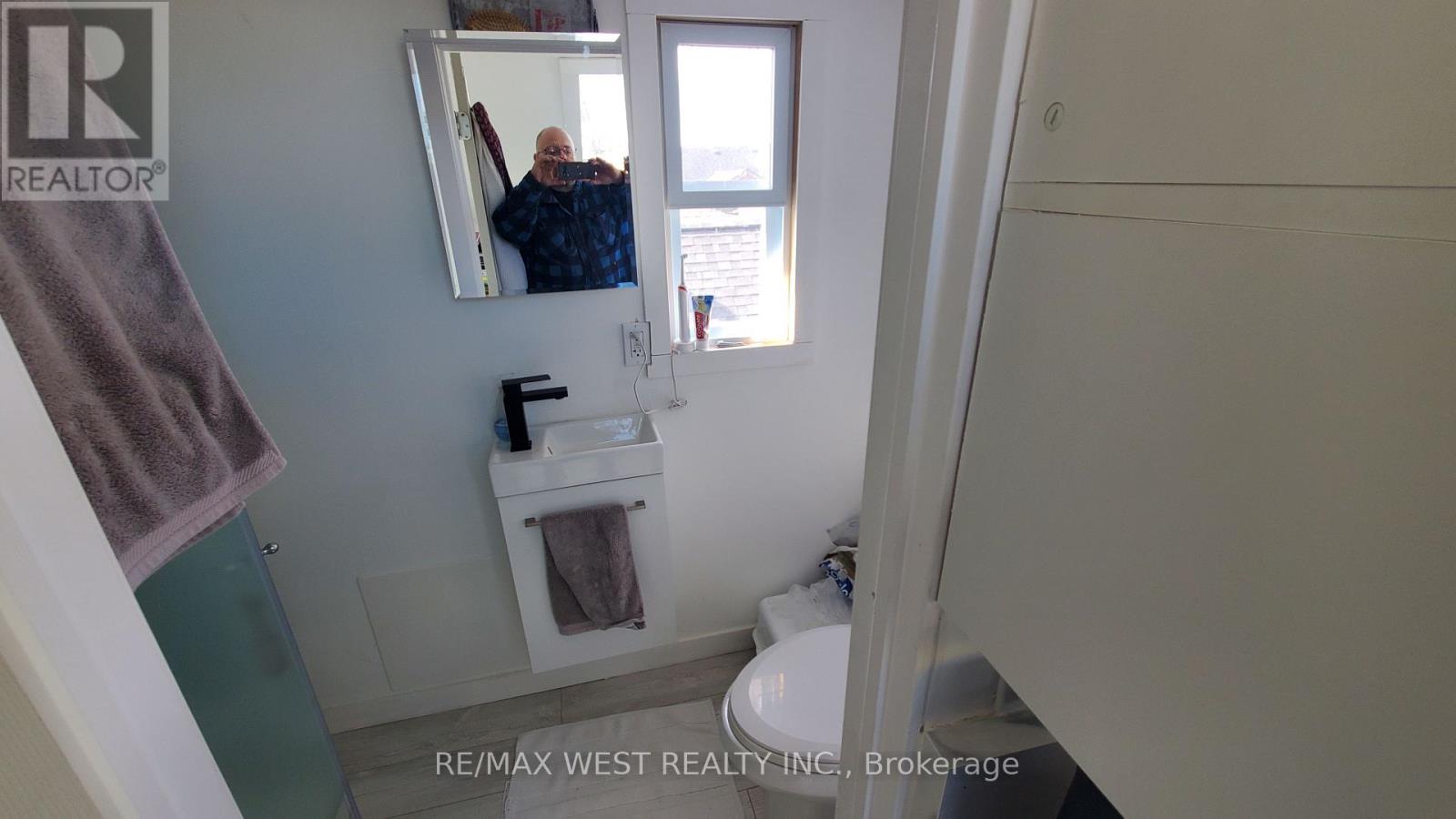 32 Pritchard Avenue, Toronto (Rockcliffe-Smythe), Ontario  M6N 1T3 - Photo 7 - W12754202