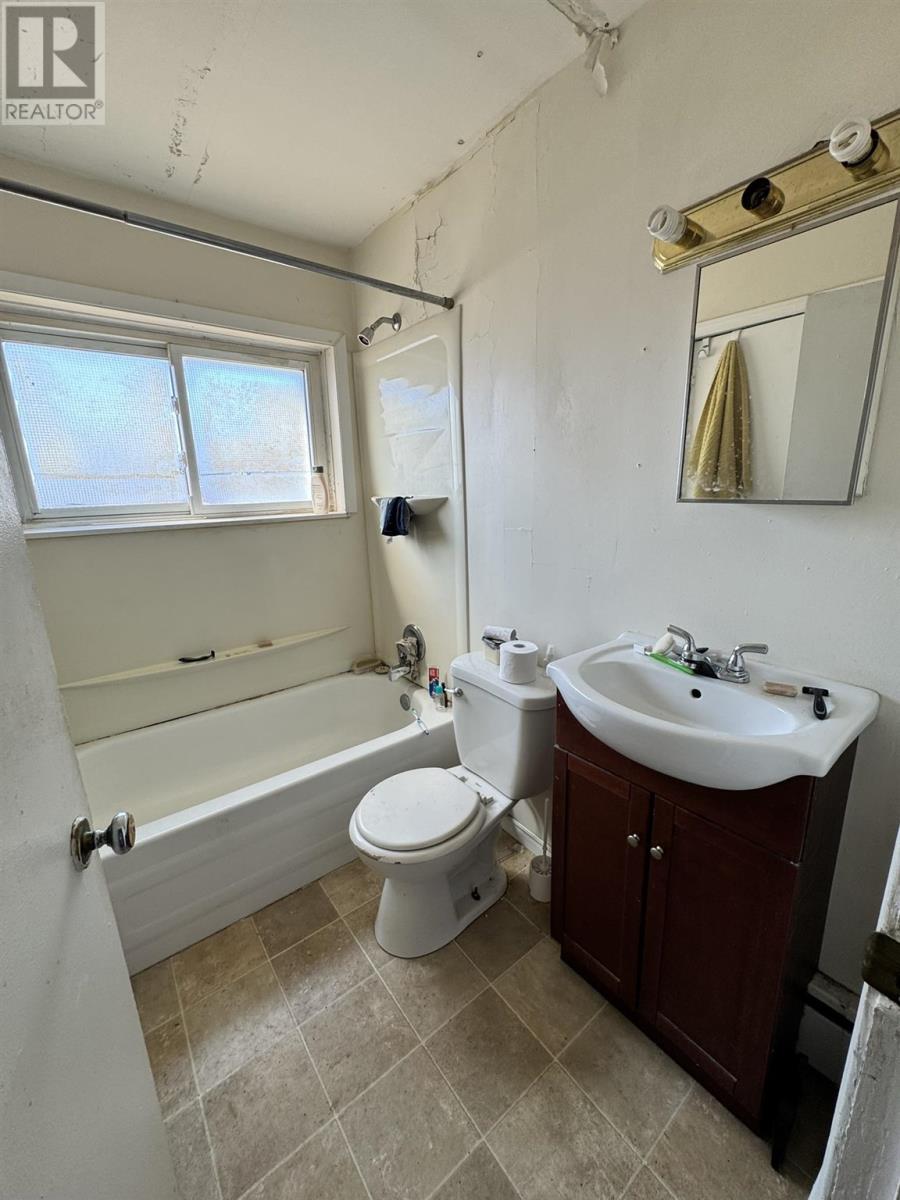 690 Pine St, Sault Ste. Marie, Ontario  P6B 3G1 - Photo 8 - SM260219