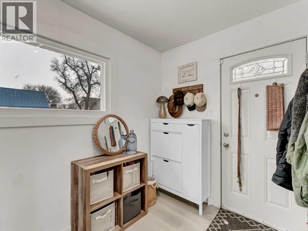 27 11 Street Sw, Medicine Hat, Alberta  T1A 4R9 - Photo 4 - A2282176