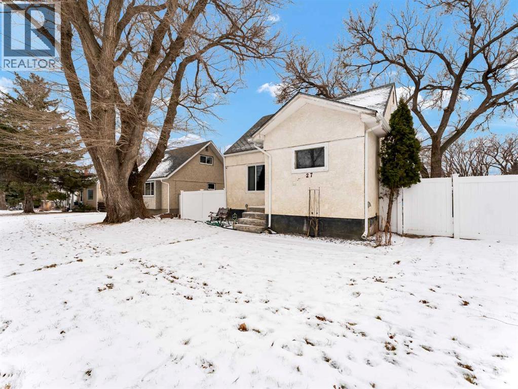 27 11 Street Sw, Medicine Hat, Alberta  T1A 4R9 - Photo 3 - A2282176