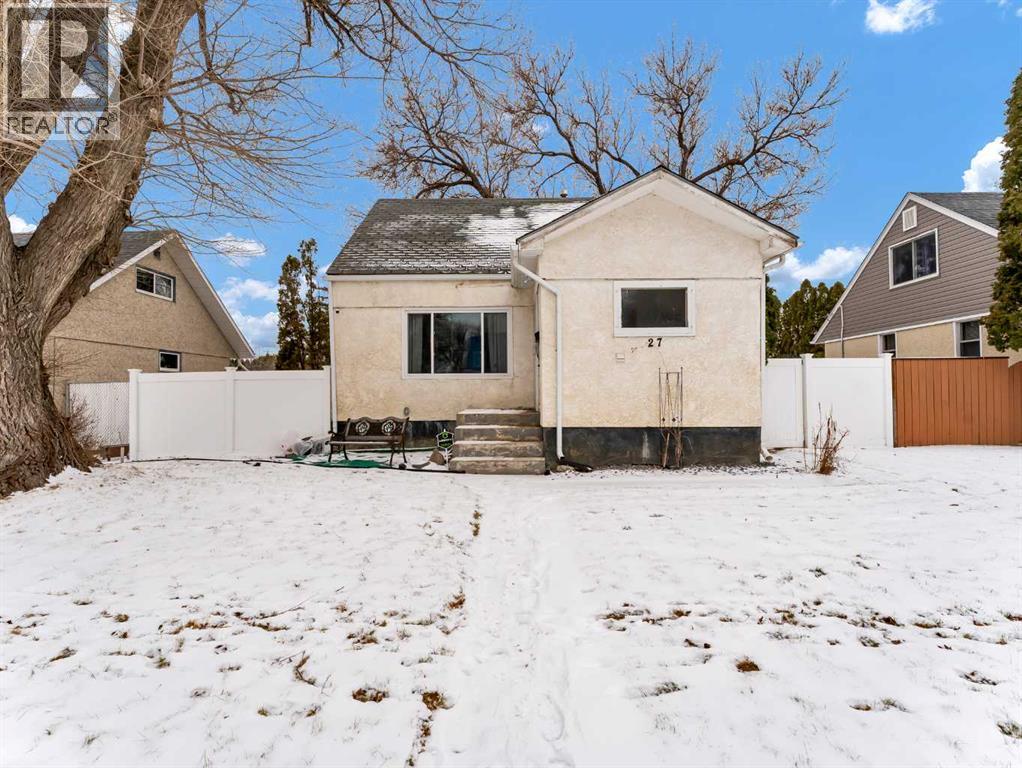 27 11 Street Sw, Medicine Hat, Alberta  T1A 4R9 - Photo 2 - A2282176