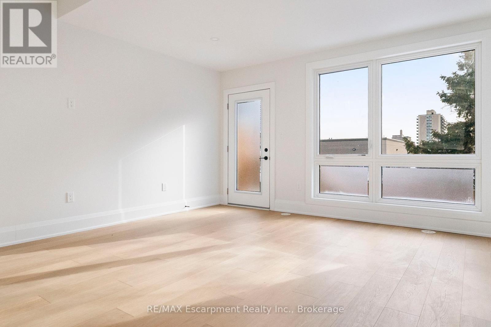 6 - 138 East Street, Oakville, Ontario  L6L 0H9 - Photo 8 - W12754328