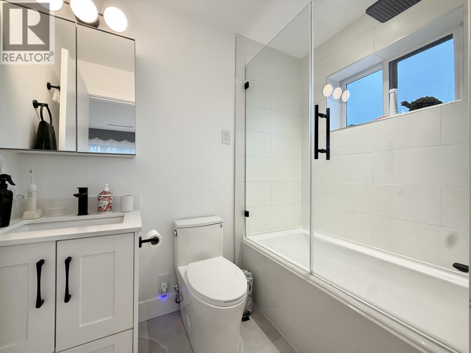 Listing Picture 15 of 37 : 2931 E 28TH AVENUE, Vancouver / 溫哥華 - 魯藝地產 Yvonne Lu Group - MLS Medallion Club Member