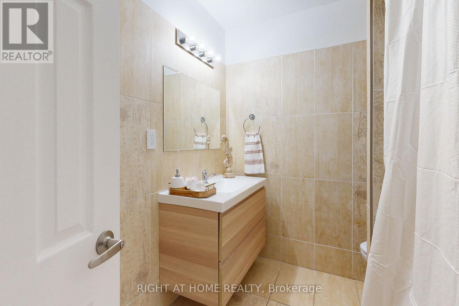 Upper - 78 Longford Drive, Newmarket (Bristol-London), Ontario  L3Y 2Y4 - Photo 13 - N12754230