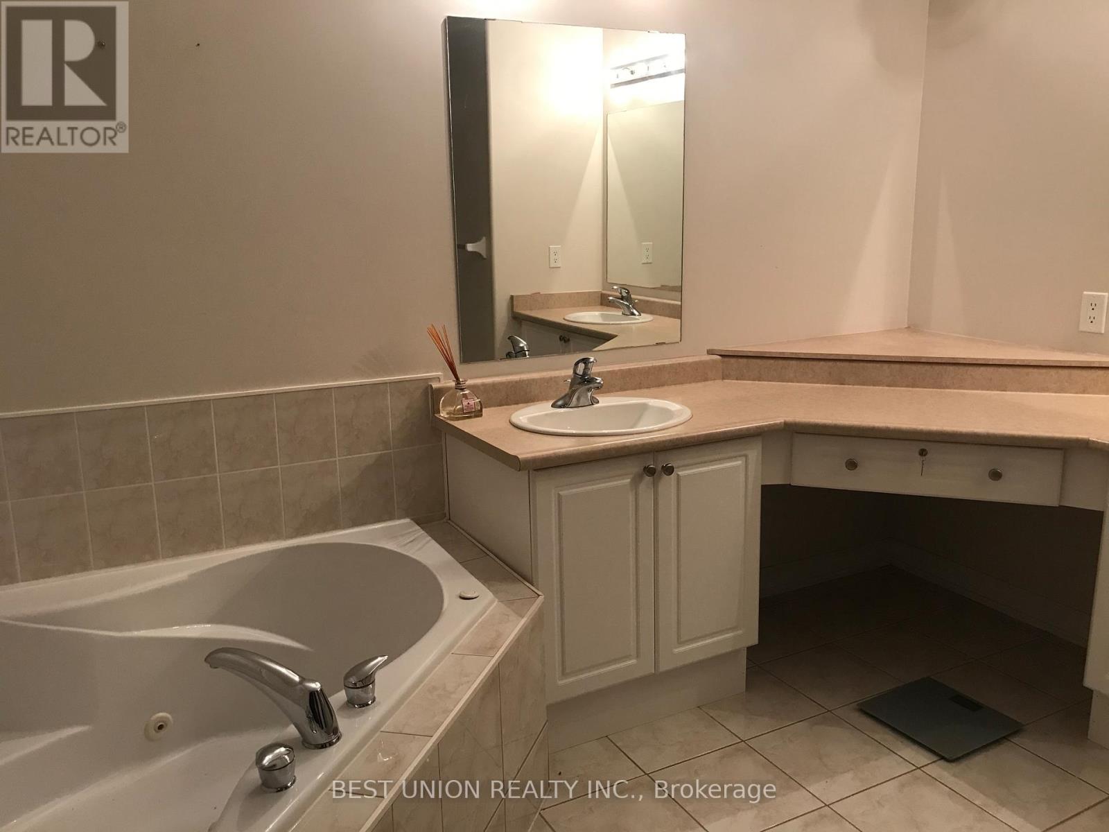 24 Heathfield Avenue, Markham, Ontario  L6C 3B9 - Photo 9 - N12754236