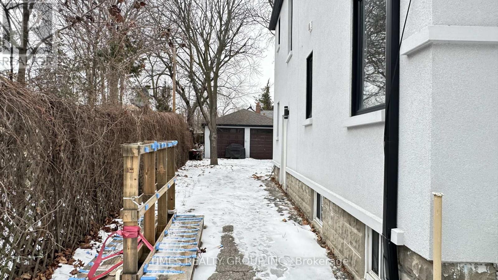 10 Dominion Road, Toronto, Ontario  M8W 1J1 - Photo 4 - W12754224