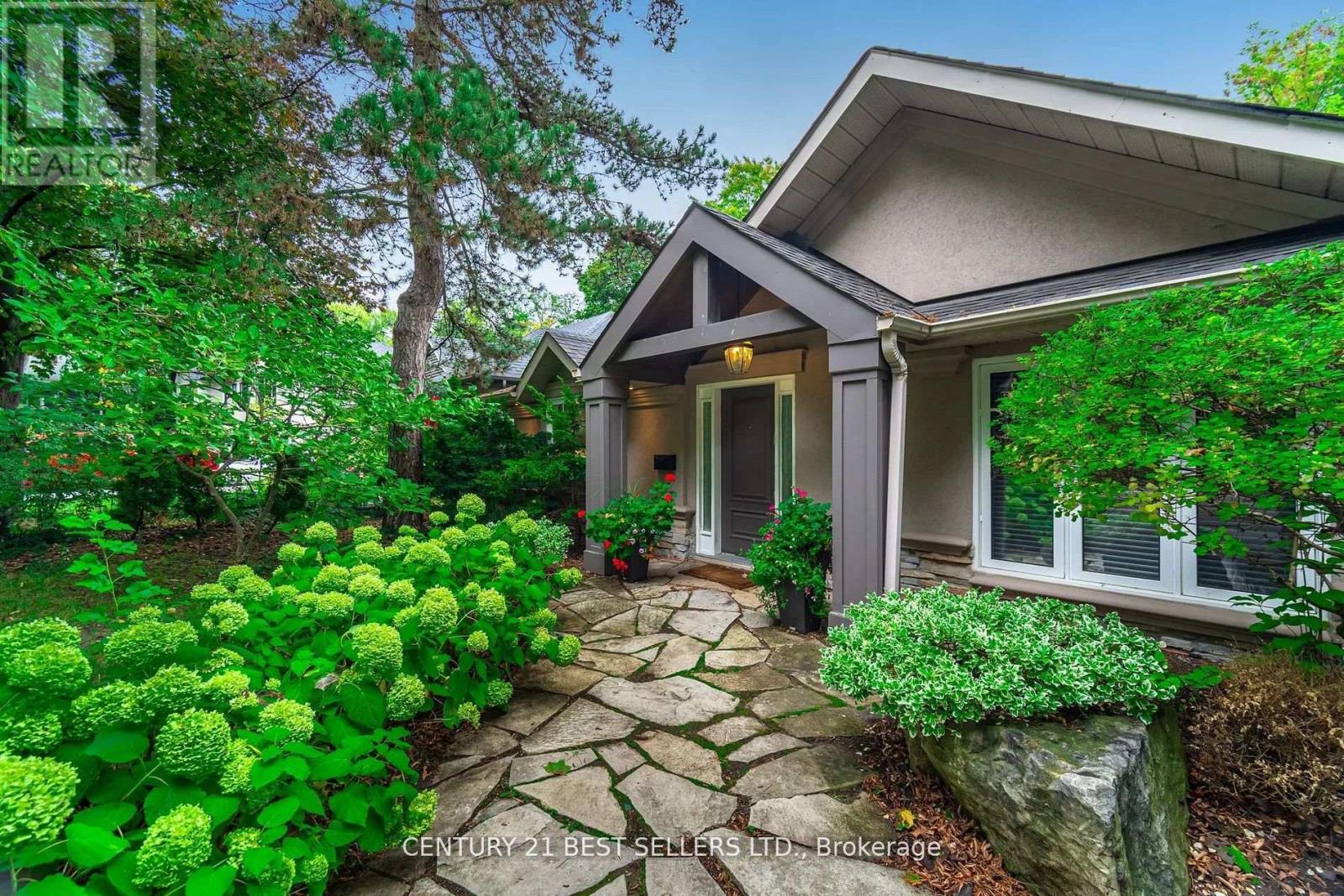 1595 Calverton Court, Mississauga, Ontario  L5G 2W4 - Photo 3 - W12754256