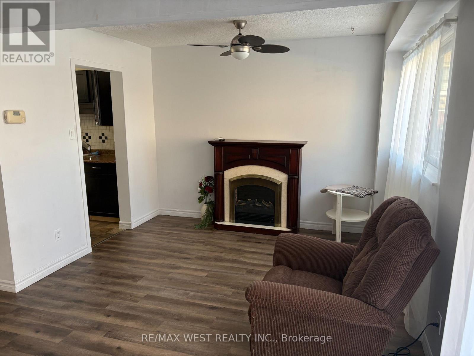 346 Fleetwood Crescent, Brampton, Ontario L6T 2E7 - Photo 3 - W12754412