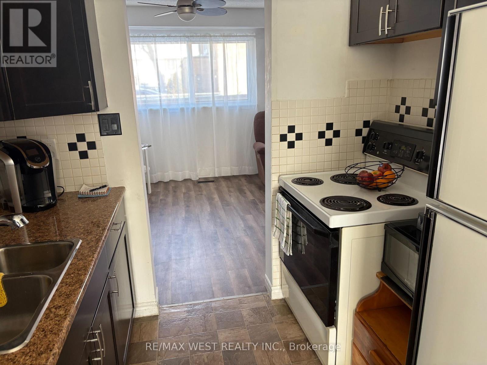 346 Fleetwood Crescent, Brampton, Ontario L6T 2E7 - Photo 7 - W12754412